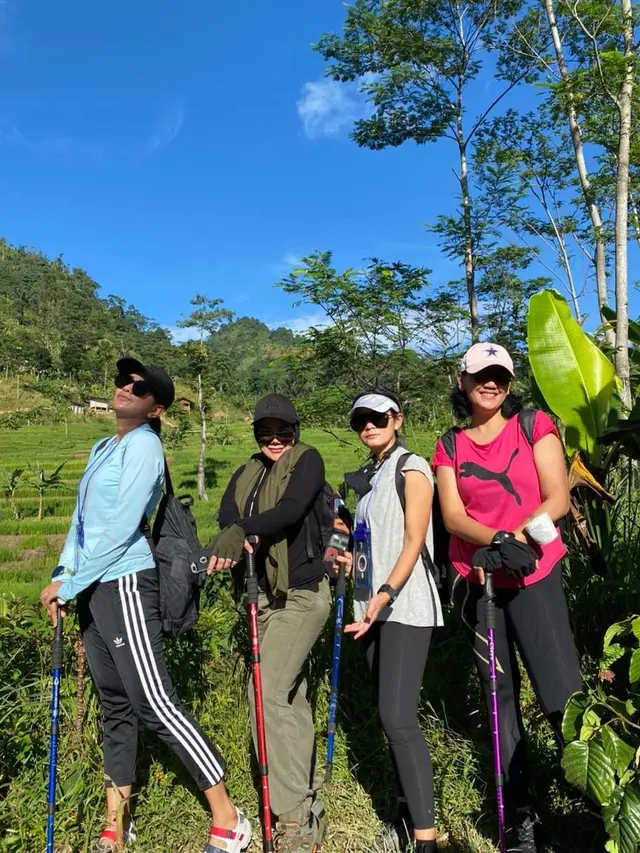 Momen Sarita Abdul Mukti Trekking Di Sentul. (Sumber: Instagram/queen_saritaabdulmukti)
