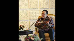 Ketua DPD, Irman Gusman, saat bertemu Ketua BPK, Harry Azhar Azis, di ruang Pimpinan DPD RI, Gedung Parlemen, Jakarta, Jumat (14/11/2014). (Liputan6.com/Andrian M Tunay) 
