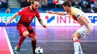 Pemain futsal Portugal, Ricardinho, mencoba melewati pemain Spanyol, Raul Campos, pada perempat final Piala Eropa Futsal 2016 di Arena Belgrade, Senin (8/2/2016). (dok. UEFA)