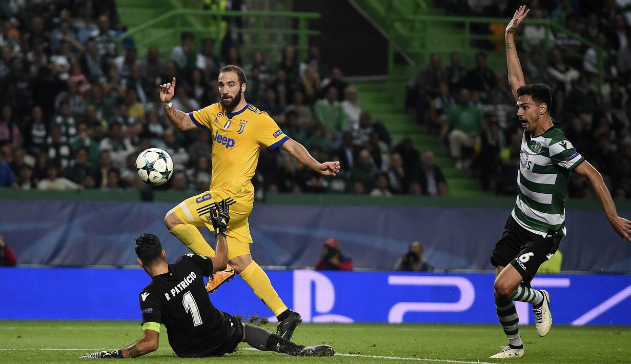 Proses terjadinya gol yang dicetak striker Juventus, Gonzalo Higuain, ke gawang Sporting CP pada laga Liga Champions di Stadion Jose Alvalade, Lisbon, Selasa (31/10/2017). Kedua klub bermain imbang 1-1. (AFP/Francisco Leong)