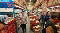 Tim satgas pangan Polda Jatim mengecek ketersediaan beras di pasar dan toko. (Dian Kurniawan/Liputan6.com)