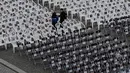 Lebih dari 1.000 kursi dengan foto-foto korban tewas dalam serangan militan Hamas terhadap Israel dipajang di Pariser Platz depan Gerbang Brandenburg, Berlin, Jerman, Selasa 7 Oktober 2025. (AP Photo/Markus Schreiber)