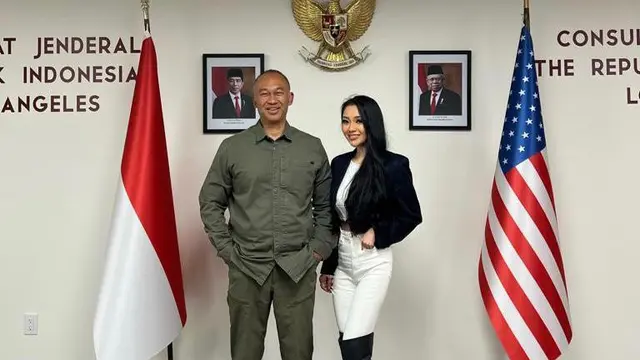 Perancang Busana Indonesia Diana M Putri dari Diana Couture bekerja sama dengan desainer aksesori emas Indonesia, UBS Gold berhasil pukau undangan yang hadiri Los Angeles Fashion Week 2022 (17/10). (Dok: Kemlu RI)
