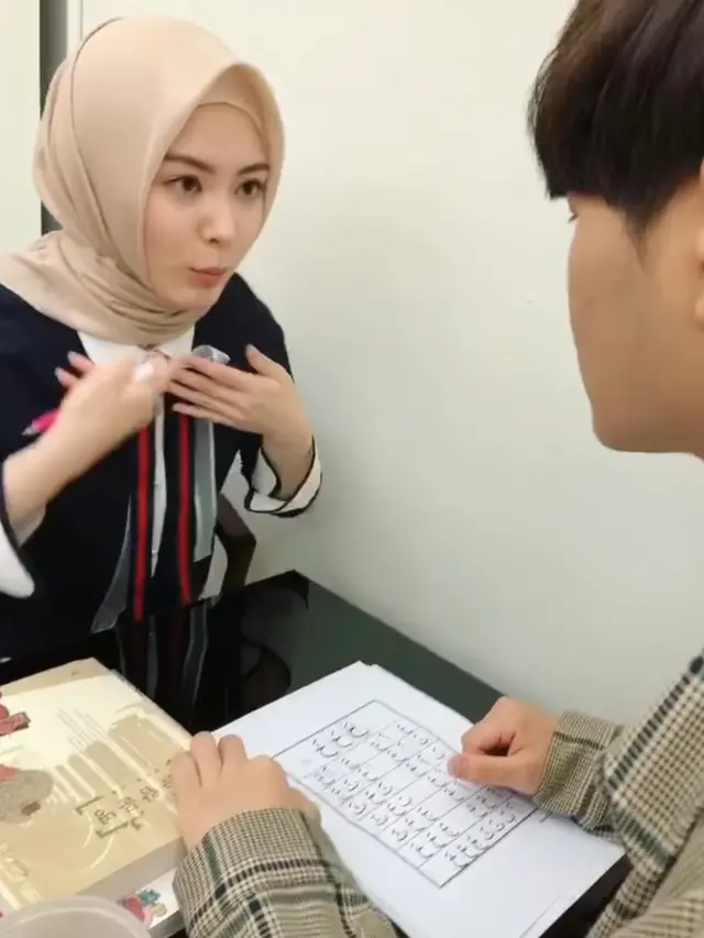 6 Momen Ayana Moon Ajari Sang Adik Mengaji, Penuh Kehangatan