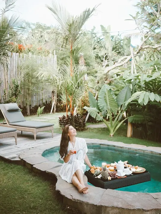 Pemilik nama lengkap Jessica Mila Agnesia sering mengabadikan momen saat ia staycation. Menikmati breakfast poll menjadi salah satu yang dinantikan Jessica Mila. Raut wajah bahagia terlihat jelas dari Jessica Mila yang sangat senang dengan bersantai di pinggir kolam renang. (Liputan6.com/IG/@jscmila)