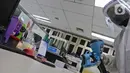 Petugas melakukan penyemprotan cairan disinfektan di meja kerja di Kantor PLN Pusat, Jalan Trunojoyo, Blok M, Jakarta, Selasa (21/7/2020). PT PLN (Persero) menyemprotkan cairan disinfektan secara rutin dan berlaku protokol kesehatan selama pandemi COVID 19. (Liputan6.com/Herman Zakharia)