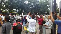 Aksi FPI di Sudirman Jadi Objek Foto Warga