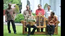 Presiden Jokowi (ketiga kiri) memberikan keterangan pers terkait penurunan harga BBM bersubsidi di kompleks Istana Kepresidenan, Jakarta, Jumat (16/1). (ANTARA FOTO/Andika Wahyu)