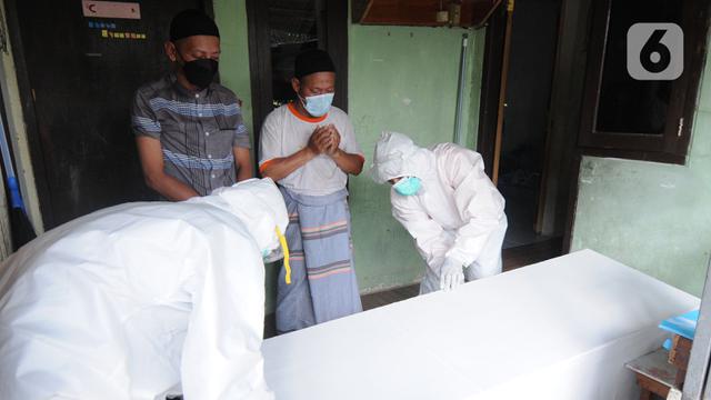 FOTO: Relawan Berjibaku Jemput Jenazah Warga Isolasi Mandiri di Bogor