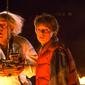 Michael J. Fox&nbsp;dan Christopher Lloyd dalam film Back to the Future (1985).