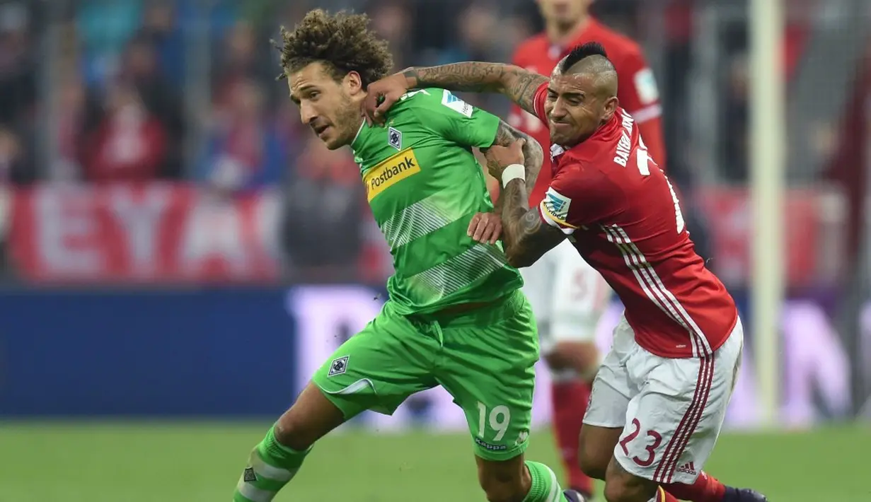 Pemain Bayern Munchen, Arturo Vidal (kanan), berebut bola dengan pemain Borussia Monchengladbach, Fabian Johnson, dalam laga pekan ke-8 Bundesliga 2016-2017, Sabtu (23/10/2016). (AFP/Christof Stache)