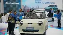 Sementara, di segmen roda dua, hadir pula Vespa, Royal Enfield, Aprilia, Piaggio, Moto Guzzi, DIBAO, hingga Polytron yang membawa opsi motor listrik dan motor konvensional. Tampak dalam foto, pengunjung melihat kendaraan listrik Lumin besutan produsen mobil China Changan saat Gaikindo Jakarta Auto Week (GJAW) 2025 di Tangerang, Banten, Jumat 21 November 2025. (AP Photo/Tatan Syuflana)