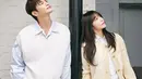 Penggunaan latar belakang yang sederhana juga membuat fokus tetap pada kedua artis, sehingga pesan utama dari teaser ini tersampaikan dengan efektif. Video yang menampilkan cuplikan penampilan acappella Seo In Guk dan Jung Eun Ji juga dipuji karena berhasil memadukan suara yang begitu harmonis dan menyatu dengan indah. (Liputan6.com/IG/@epmusic.official)