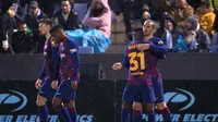 Penyerang Barcelona, Antoine Griezmann (kanan) merayakan gol yang dicetaknya ke gawang UD Ibiza pada pertandingan babak 32 besar Copa del Rey 2019-2020 di Estadi Municipal de Can Misses, Rabu (21/1/2020). Barcelona harus bersusah payah untuk mengalahkan Klub Segunda B UD Ibiza 2-1. (JAIME REINA/AFP)