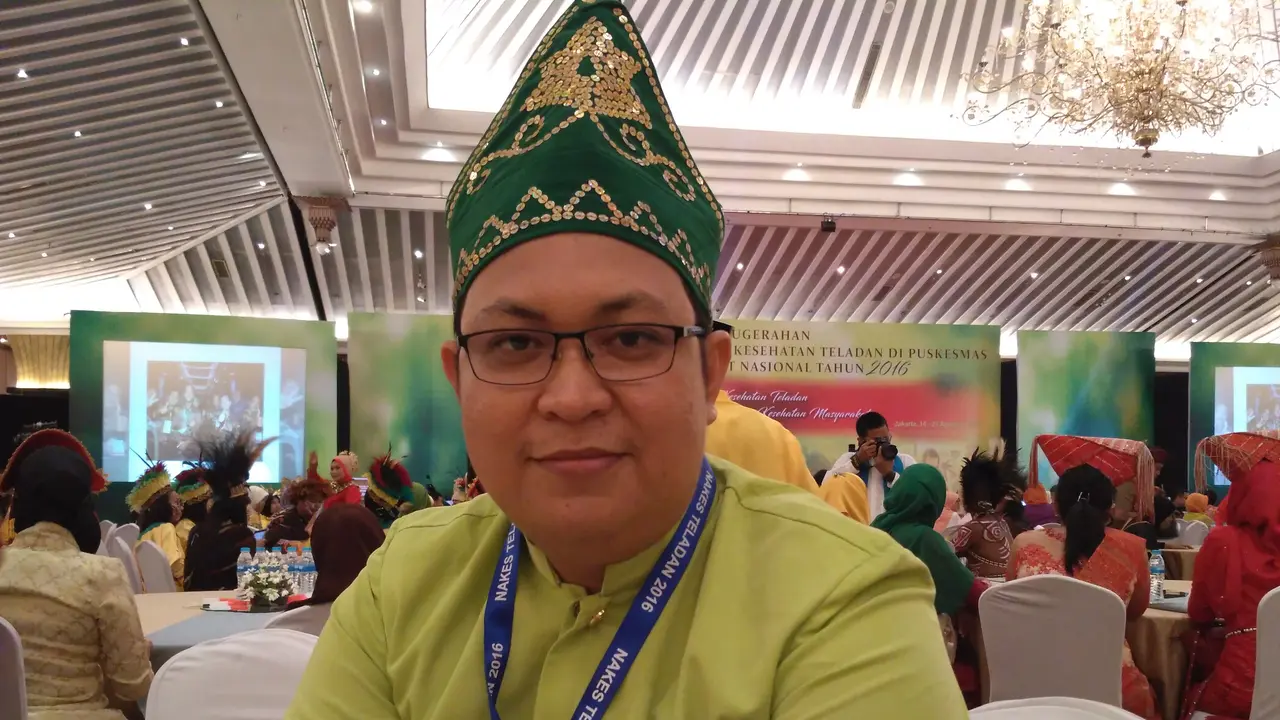 Dokter gigi Budi Rukhiyat dengan program Imunisasi Gigi.
