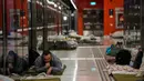 Stasiun metro di Tel Aviv, Israel, kini berubah menjadi tempat pengungsian sementara bagi ratusan warga sipil. Tampak dalam foto, orang-orang berlindung di stasiun metro bawah tanah saat sirene serangan udara memperingatkan datangnya rudal Iran di Tel Aviv, Israel, Sabtu, 7 Maret 2026. (AP Photo/Ohad Zwigenberg)