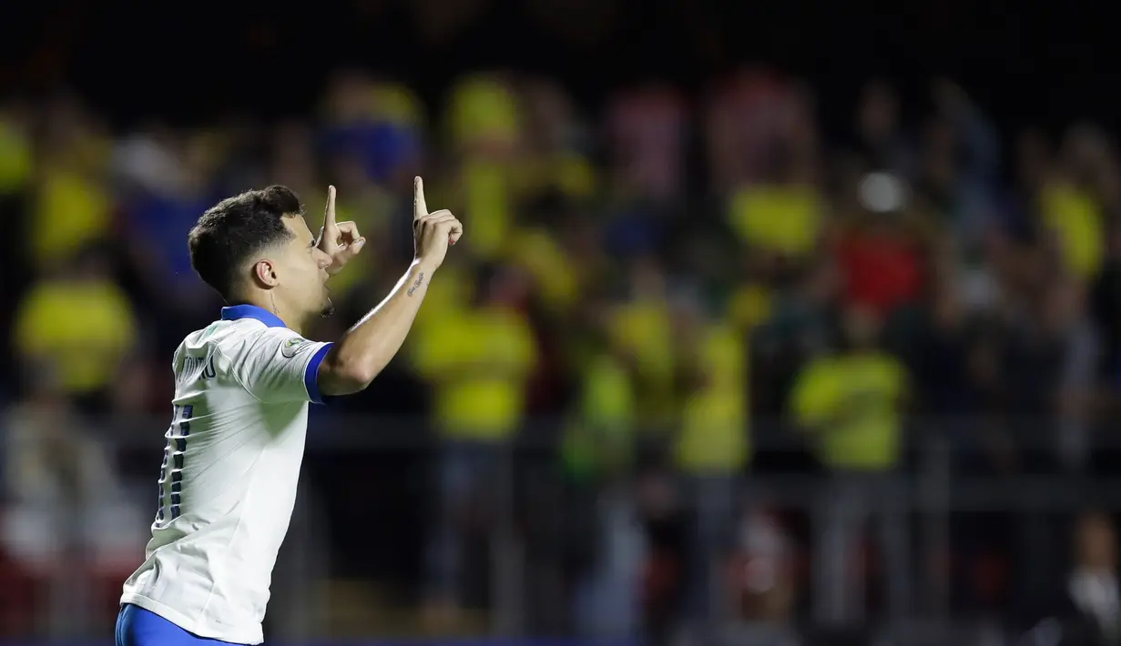 Gelandang Brasil, Phlippe Coutinho berselebrasi usai mencetak gol ke gawang Bolivia pada pertandingan grup A Piala Copa America 2019 di stadion Morumbi di Sao Paulo, Brasil (14/6/2019). Coutinho mencetak dua gol dan mengantar Brasil menang 3-0 atas Bolivia. (AP Photo/Andre Penner)