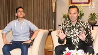 Putra sulung Presiden Joko Widodo, Gibran Rakabuming Raka, dan putra sulung Presiden RI ke-6 Susilo Bambang Yudhoyono, Agus Harimurti Yudhoyono (AHY), ketika berbincang di Istana Kepresidenan, Jakarta, Kamis (10/8/2017). (Liputan6.com/Pool)
