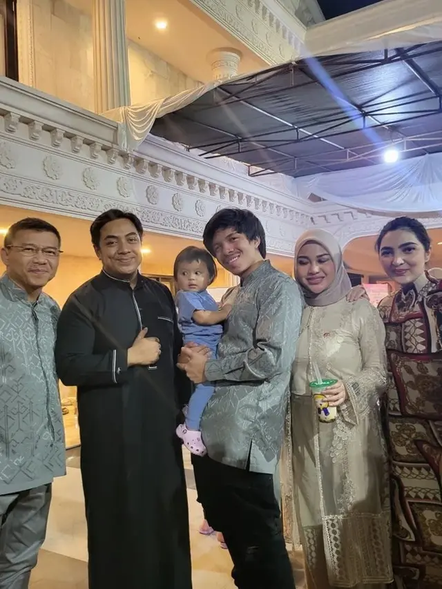 Potret keluarga Anang Hermansyah gelar doa bersama malam Nisfu Syaban (Foto: Instagram ustdzrizamuhammad)