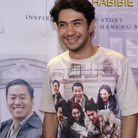 Meski sempat memerankan karakter Habibie di film 'Habibie dan Ainun', Reza Rahadian mengaku sangat tertantang ketika dirinya memerankan karakter Rudy Habibie. (Galih W Satria/Bintang.com)