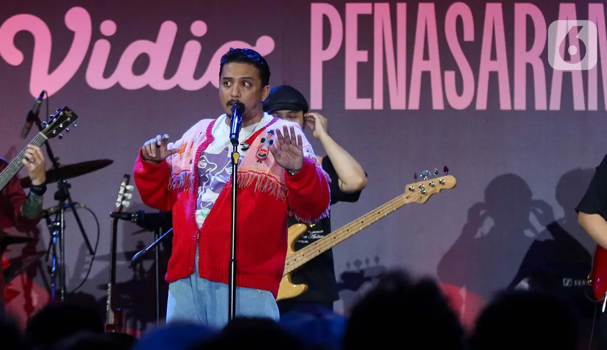 Penampilan penyanyi Sal Priadi saat acara Vidio Penasaran 2025 di The Dome Senayan Park, Jakarta, Kamis (6/2/2025). (Liputan6.com/Herman Zakharia)