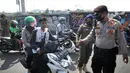 Polisi memberhentikan pengendara sepeda motor yang tidak mengenakan masker di kawasan Jalan Ir. H. Juanda, Depok, Jawa Barat, Kamis (23/7/2020). Razia tersebut dilakukan oleh tim gabungan dari Polresta Depok dan Satpol PP. (merdeka.com/Arie Basuki)