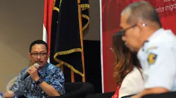 Kepala Seksi IMTA Sektor Industri ditjen kemenaker, R Septy Priharso (kiri) memberikan tanggapan pada membuka Sosialisasi Peraturan Keimigrasian di kantor Imigrasi Jakarta Selatan, Kamis (15/10/2015). (Liputan6.com/Helmi Fithriansyah)