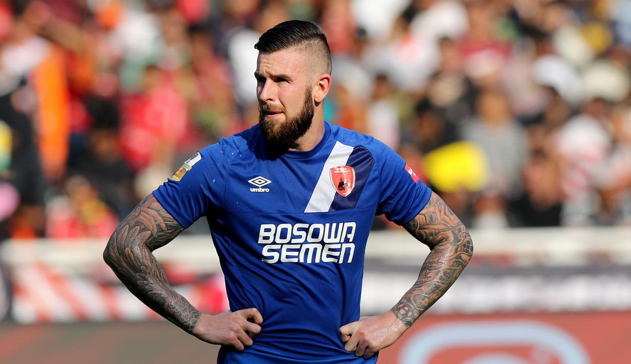 Bek PSM Makassar, Aaron Evans, saat melawan Persija Jakarta pada laga Piala Indonesia 2019 di SUGBK, Jakarta, Minggu (21/7). Persija menang 1-0 atas PSM. (Bola.com/M Iqbal Ichsan)