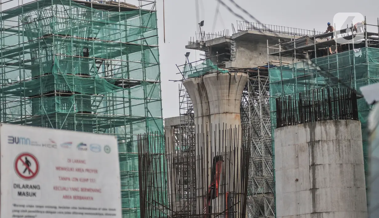 Aktivitas pekerja menyelesaikan proyek pembangunan Kereta Cepat Jakarta-Bandung (KCJB) di kawasan Halim, Makasar, Jakarta, Rabu (2/6/2021). Progres pembangunan konstruksi KCJB telah mencapai 73 persen dan ditargetkan masuk tahap uji coba operasional pada akhir 2022. (merdeka.com/Iqbal S Nugroho)
