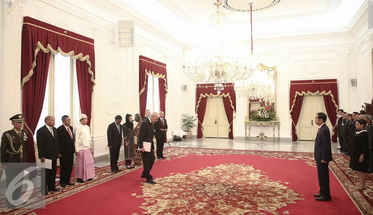 Presiden Jokowi menerima penyerahan surat kepercayaan Duta Besar Luar Biasa dan Berkuasah penuh (LBPP) di Istana Merdeka, Jakarta, Selasa (31/5). Jokowi menerima surat-surat kepercayaan dari 8 Dubes LBPP. (Liputan6.com/Faizal Fanani)