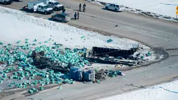 Penampakan bus pembawa tim hoki Humboldt Broncos junior yang kecelakaan menabrak truk di luar Tisdale, Saskatchewan, Kanada, Sabtu, (7/4). Dari 28 orang di dalam bus tersebut, 14 di antaranya tewas. (Jonathan Hayward/The Canadian Press via AP)