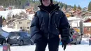 Yura Yunita mencoba bermain ski di Swiss, ia tampil dengan baju ski tebal serba hitam. Dari atasan jaket puffer dipadukan celana panjangnya. [@yurayunita]