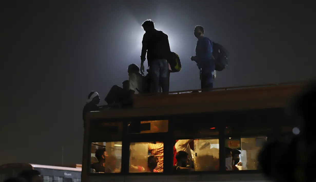 Buruh migran berangkat ke desanya dari terminal bus di New Delhi, India, Senin (19/4/2021). India melaporkan lebih dari 15 juta infeksi COVID-19, kedua terbesar setelah Amerika Serikat. (AP Photo)