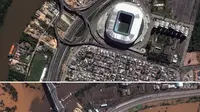 Kombinasi gambar yang dirilis oleh Maxar Technologies ini menunjukkan pemandangan sebelum dan sesudah banjir di sekitar Gremio Arena, Porto Alegre, Brasil, 7 Mei 2024. (Satellite image ©2024 Maxar Technologies via AP)