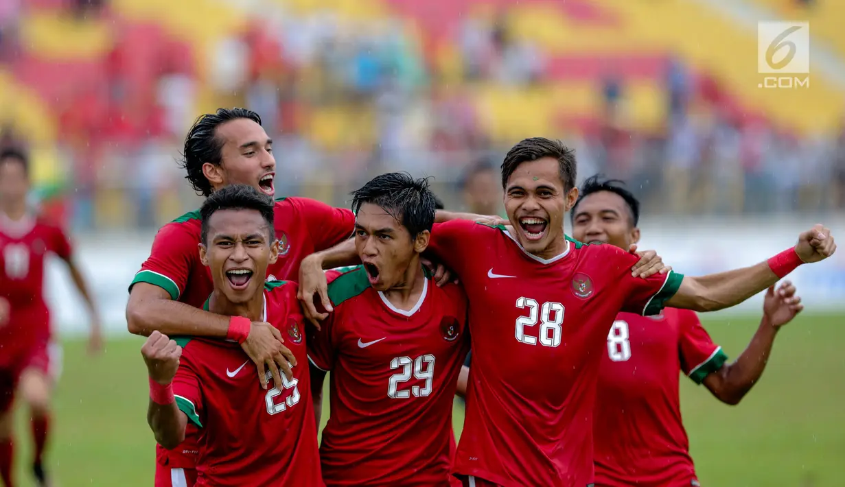 Pemain Timnas U-22 Indonesia melakukan selebrasi usai mencetak gol kedua saat melawan Myanmar dalam perebutan medali perunggu Sea Games 2017 di Stadion MPS, Selayang, Malaysia, Selasa (29/8). Indonesia menang dengan skor 3-1. (Liputan6.com/Faizal Fanani)