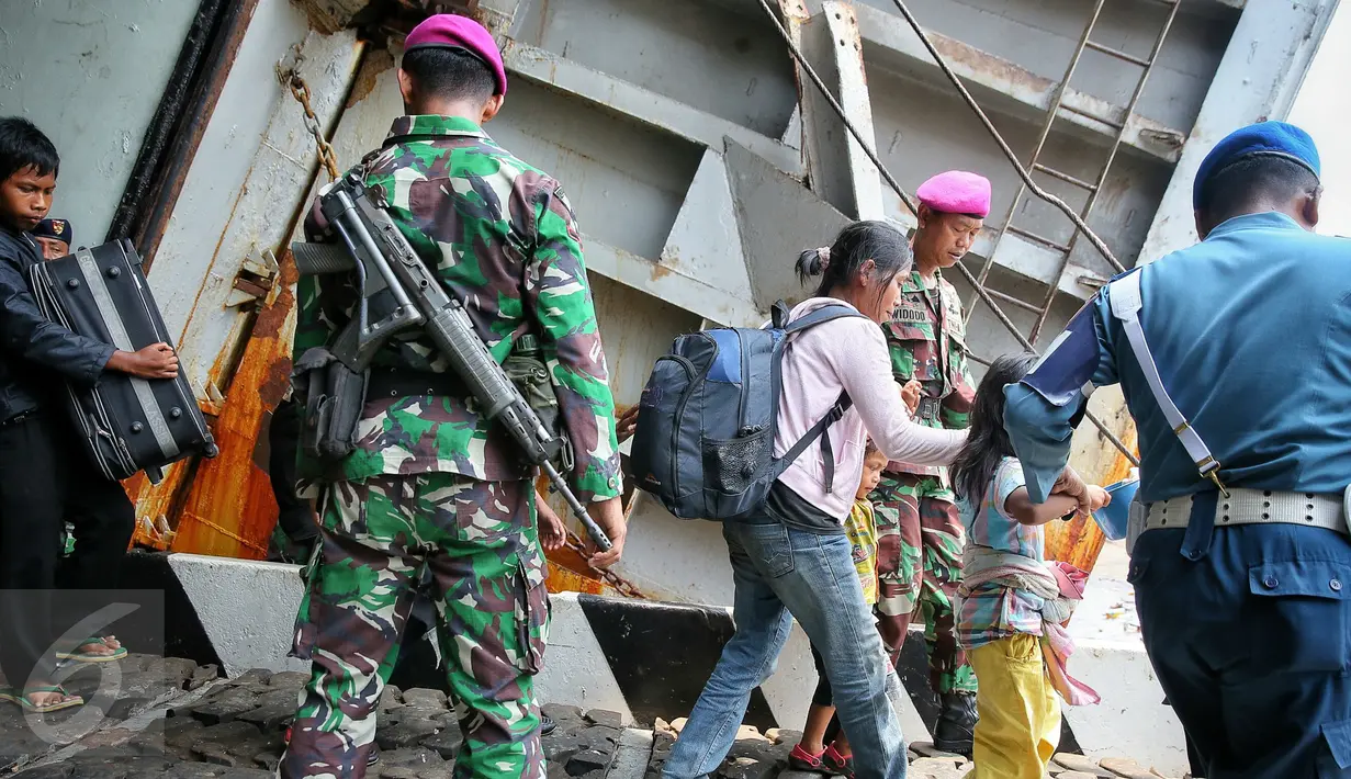 Prajurit TNI membantu warga ex Gafatar saat tiba di Dermaga Kolinlamil Tanjung Priok, Jakarta, Rabu (27/01). Nantinya mereka akan mendapatkan pembinaan keahlian selama 3-7 hari. (Liputan6.com/Faizal Fanani)