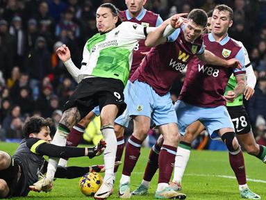 Pemain Liverpool, Darwin Nunez, saat melawan Burnley pada laga pekan ke-19 Premier League 2023/2024 di Stadion Turf Moor, Rabu (27/12/2023). Liverpool menang dua gol tanpa balas. (AFP/Paul Ellis)