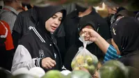 Istri calon presiden nomor urut 3 Ganjar Pranowo, Siti Atikoh Suprianti melakukan blusukan ke Pasar Besar, Madiun, Jawa Timur, Senin (18/12/2023), untuk mengecek harga kebutuhan pokok. (Foto: Dokumentasi PDIP).