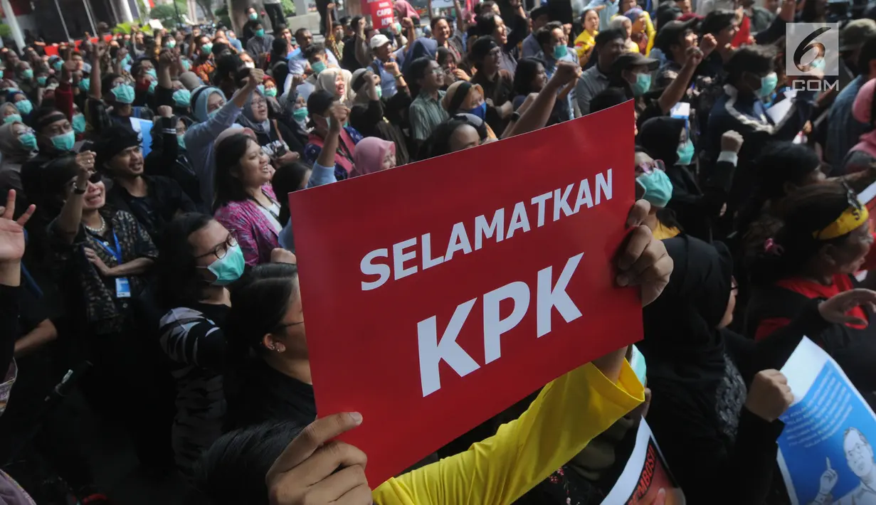 Koalisi dari berbagai masyarakat sipil antikorupsi dan wadah pegawai KPK melakukan aksi di Gedung KPK, Jumat (30/8/2019). Mereka mendesak panitia seleksi calon pimpinan (Capim) KPK memilih yang bersih dan berintegritas tidak bermasalah. (merdeka.com/Dwi Narwoko)