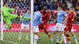 Dimainkan di Stadio Olimpico, pertandingan sudah berjalan berat sebelah sejak awal. Tammy Abraham membuat kejutan dengan mencetak gol dari serangan pertama di menit ke-1. (AFP/Tiziana Fabi)