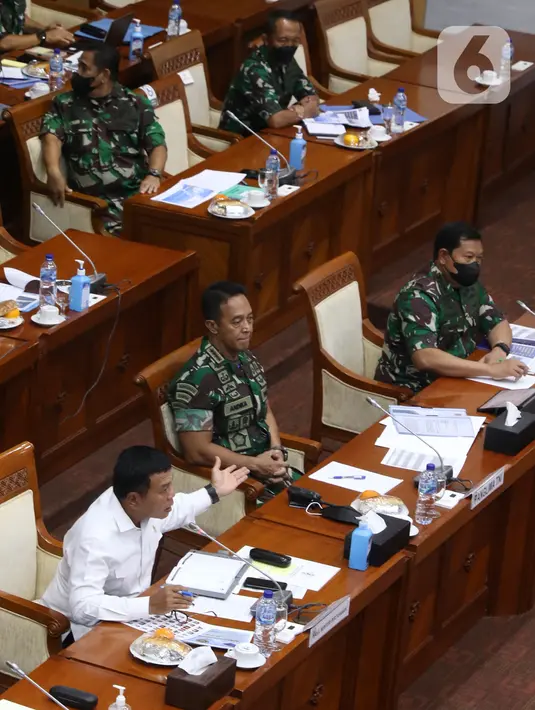 Wakil Menteri Pertahanan Letjen TNI Muhammad Herindra (kiri) bersama Panglima TNI Jenderal TNI Andika Perkasa (tengah) dan Kasal Laksamana TNI Yudo Margono (kanan) mengikuti rapat kerja dengan Komisi I DPR di kompleks Parlemen, Jakarta, Kamis (24/3/2022). (Liputan6.com/Angga Yuniar)