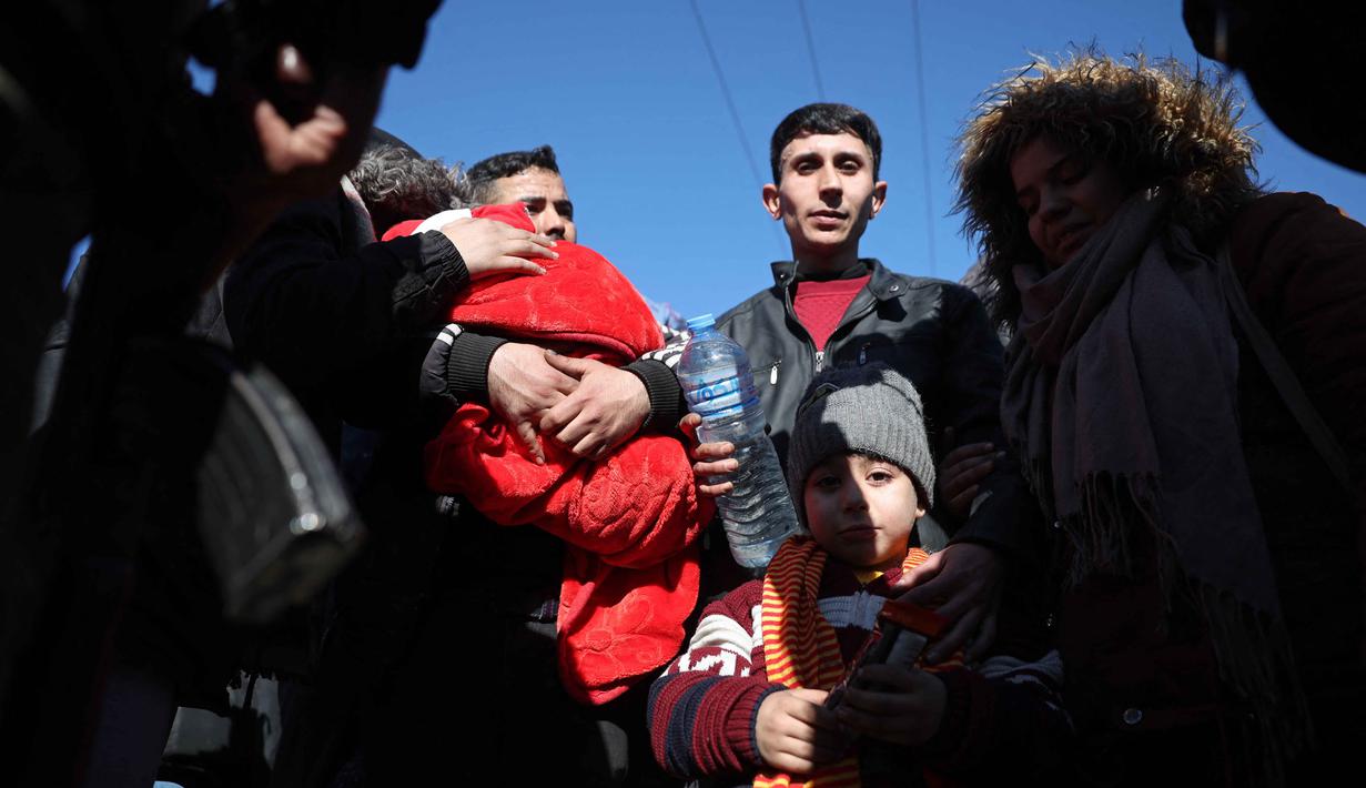 Menurut komite tanggap darurat setempat, di seluruh Provinsi Aleppo, total warga yang mengungsi mencapai lebih dari 142.000 hingga 162.000 orang. Tampak dalam foto, warga lingkungan Sheikh Maqsud dievakuasi dari zona berbahaya oleh anggota pasukan keamanan pemerintah Suriah, di Aleppo pada Sabtu 10 Januari 2026. (OMAR HAJ KADOUR/AFP)