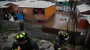 Sungai Mapocho meluap akibat hujan lebat yang terjadi sejak Kamis (12/6/2024). (Javier TORRES/AFP)