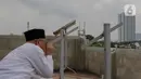 Petugas melakukan pemantauan hilal awal Ramadan 1444 H memantau hilal di Masjid Al-Musyari'in kawasan Basmol Raya, Jakarta, Minggu (10/3/2024). (Liputan6.com/Herman Zakharia)