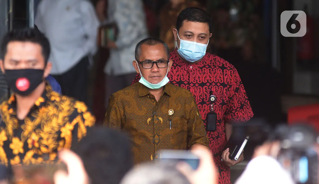 Ketua Komisi Yudisial (KY), Jaja Ahmad Jayus berjalan keluar seusai pertemuan dengan pimpinan KPK di Gedung KPK, Jakarta, Jumat (3/7/2020). Pertemuan yang berlangsung tertutup itu untuk membahas pertukaran data terkait hakim bersama pimpinan lembaga antirasuah tersebut. (merdeka.com/Imam Buhori)