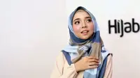 Bosan dengan gaya hijab itu-itu saja, cobalah mempraktikkan tutorial hijab yang praktis berikut ini. (dok. Hijablyfe/Dinny Mutiah)