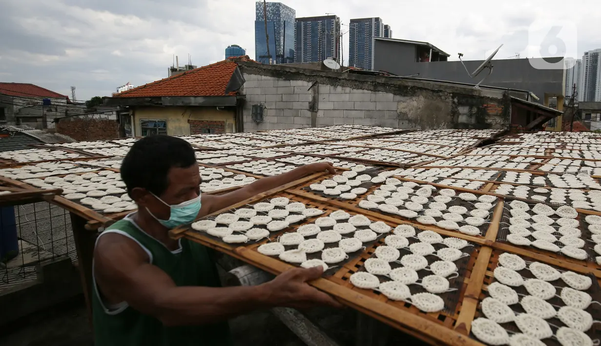 Pekerja menjemur kerupuk di industri rumahan di kawasan Manggarai, Jakarta, Rabu (26/1/2022). Program Pemulihan Ekonomi Nasional (PEN) 2022 ditetapkan sebesar Rp455,62 triliun pada APBN tahun ini. (Liputan6.com/Angga Yuniar)
