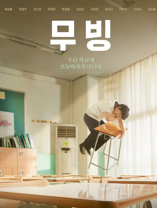 <p>Dalam drakor Moving, Kim Bong Seok tidak seperti siswa lainnya. Dia bisa melayang jika ada perubahan emosinya yang tak bisa dikendalikan. Inilah alasan dia selalu membawa tas berat dan beban pergelangan kaki untuk mencegahnya terbang. (Foto: Instagram/ jungha.km)</p>
