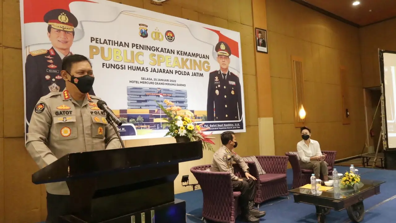 Kapolres, Kasat Reskrim, Kasat Narkoba, Kasat Lantas Polres serta Kasi Humas Polres jajaran Polda Jatim mengikuti pelatihan peningkatan kemampuan public speaking