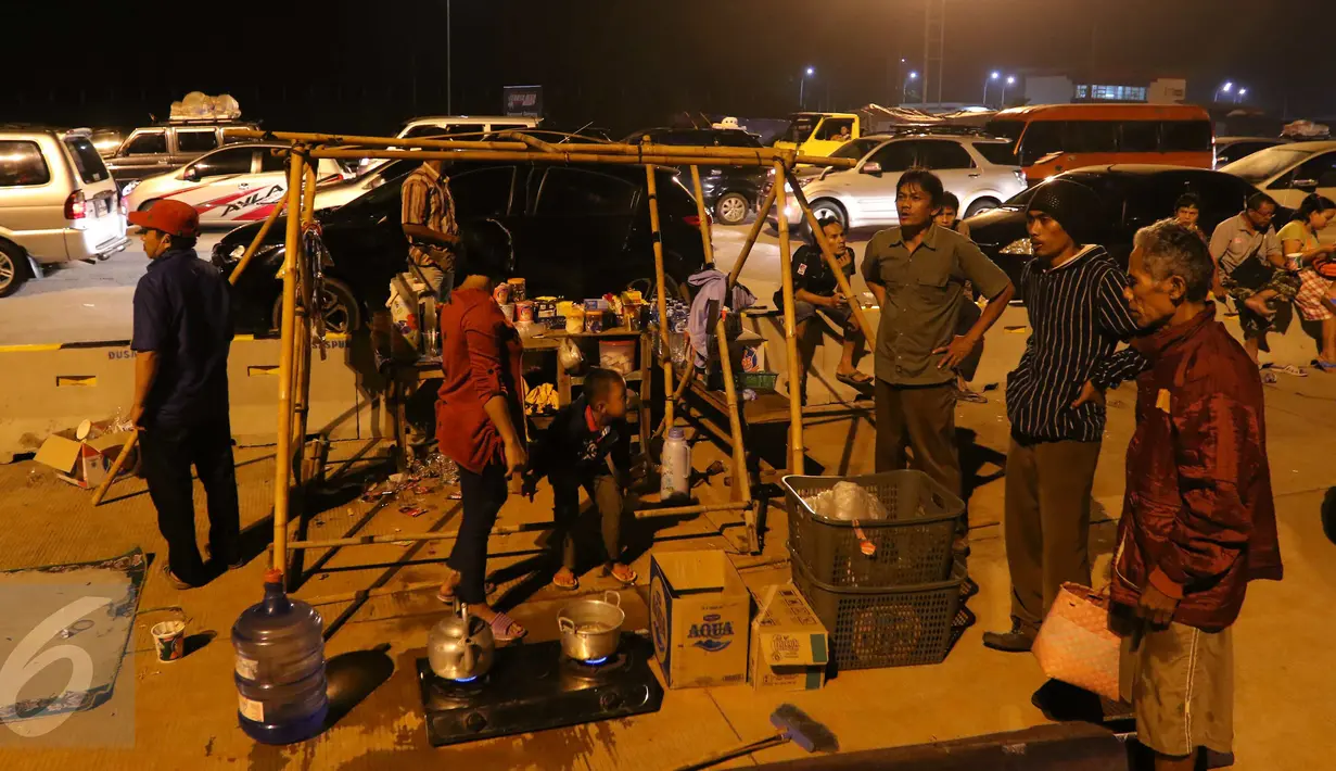 Salah satu warung dadakan yang menjajakan aneka makanan ringan dan minuman di pinggir Tol Cikopo, Jawa Barat, Jumat (1/7). Kemacetan di sepanjang jalur tersebut dimanfaatkan pedagang untuk berjualan di sekitar lokasi (Liputan6.com/Angga Yuniar)
